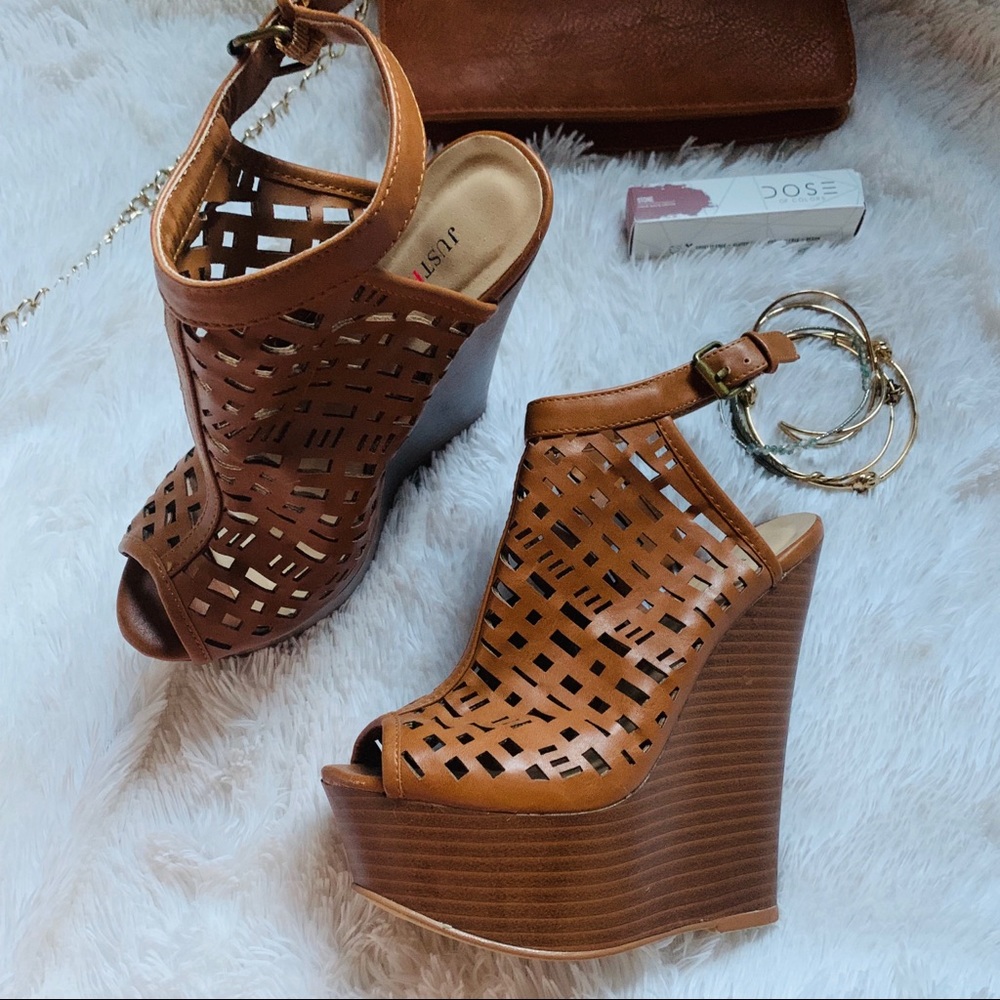 Brown cage wedges